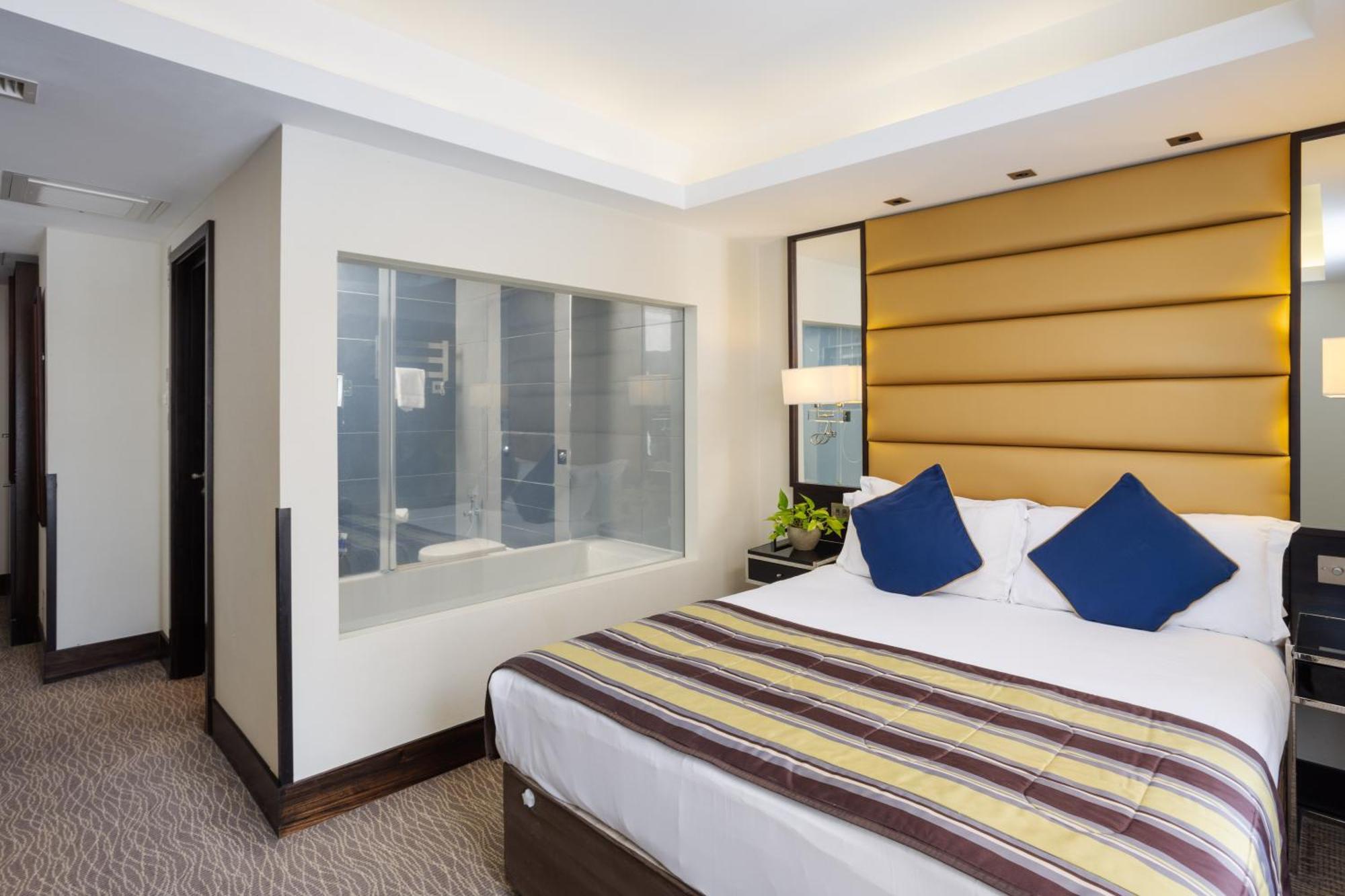 Park Grand Mayfair Londres Exterior foto A bedroom at the hotel