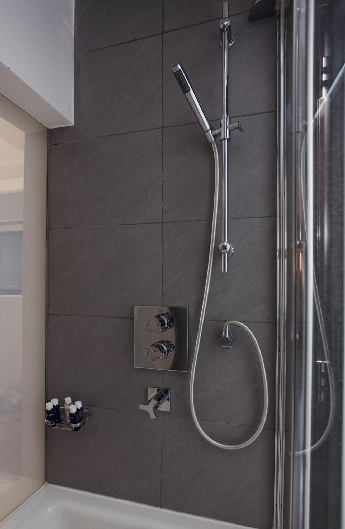 Park Grand Mayfair Londres Exterior foto A shower valve