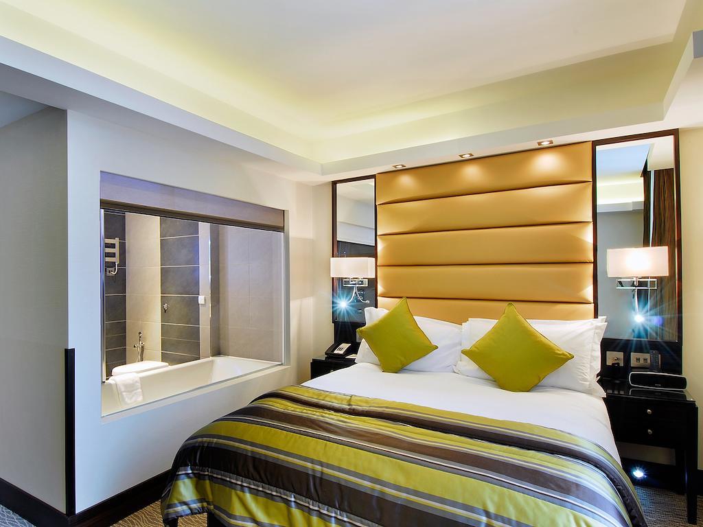 Park Grand Mayfair Londres Exterior foto A bedroom at the Hilton London West End