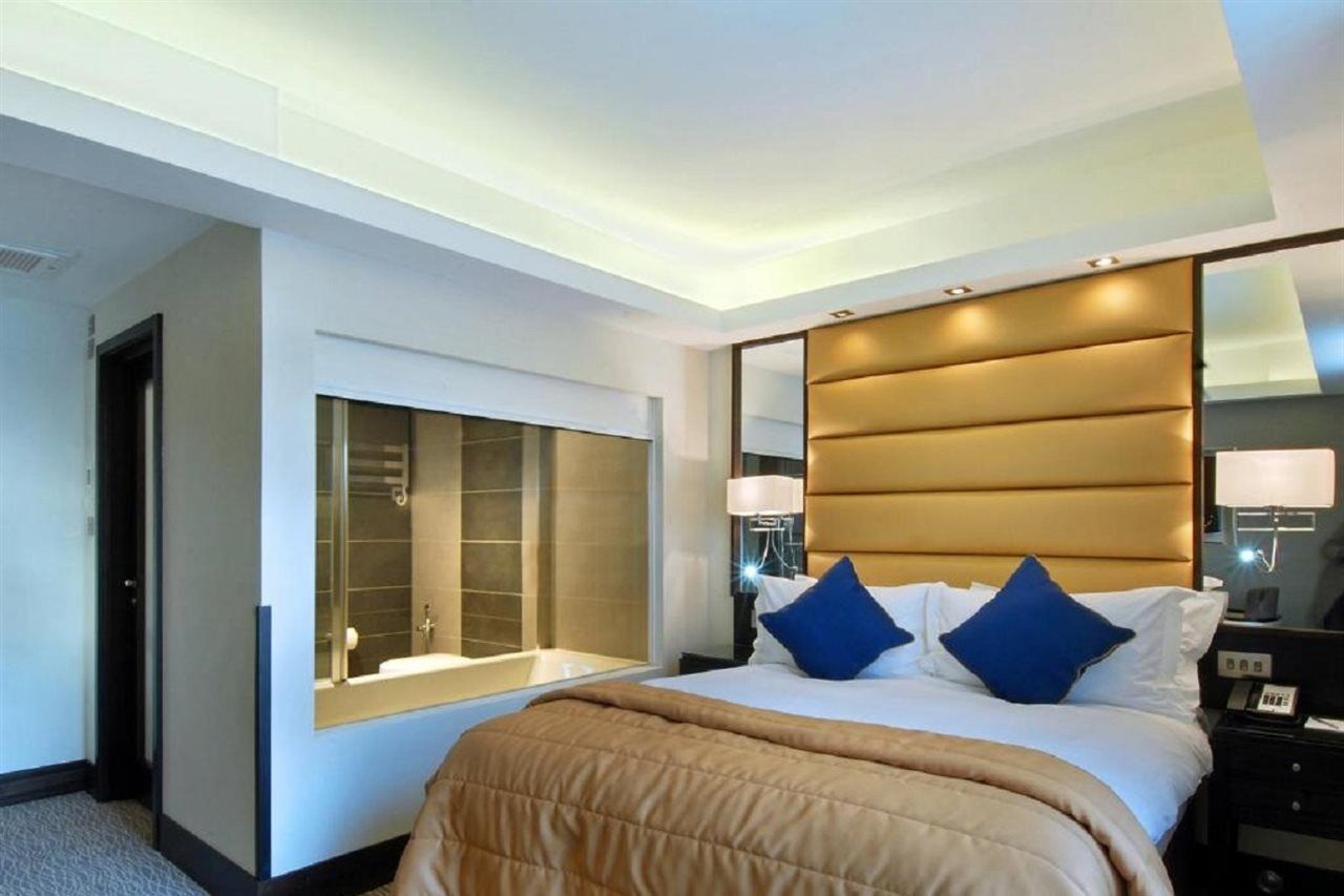 Park Grand Mayfair Londres Exterior foto A bedroom at the hotel